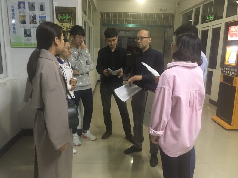 陈同老师和辅导员们交流检查情况.jpg