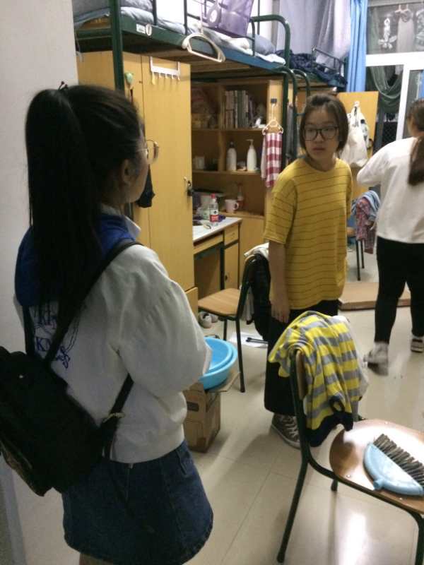 辅导员认真询问未归同学动向.jpg