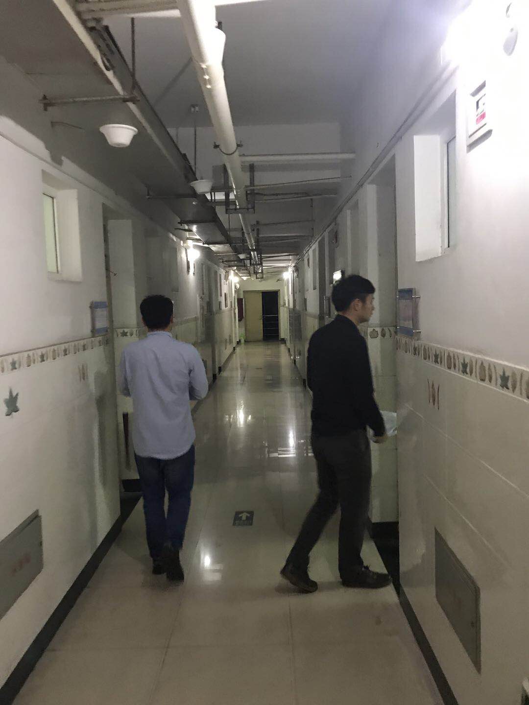 老师们正在认真检查.jpg