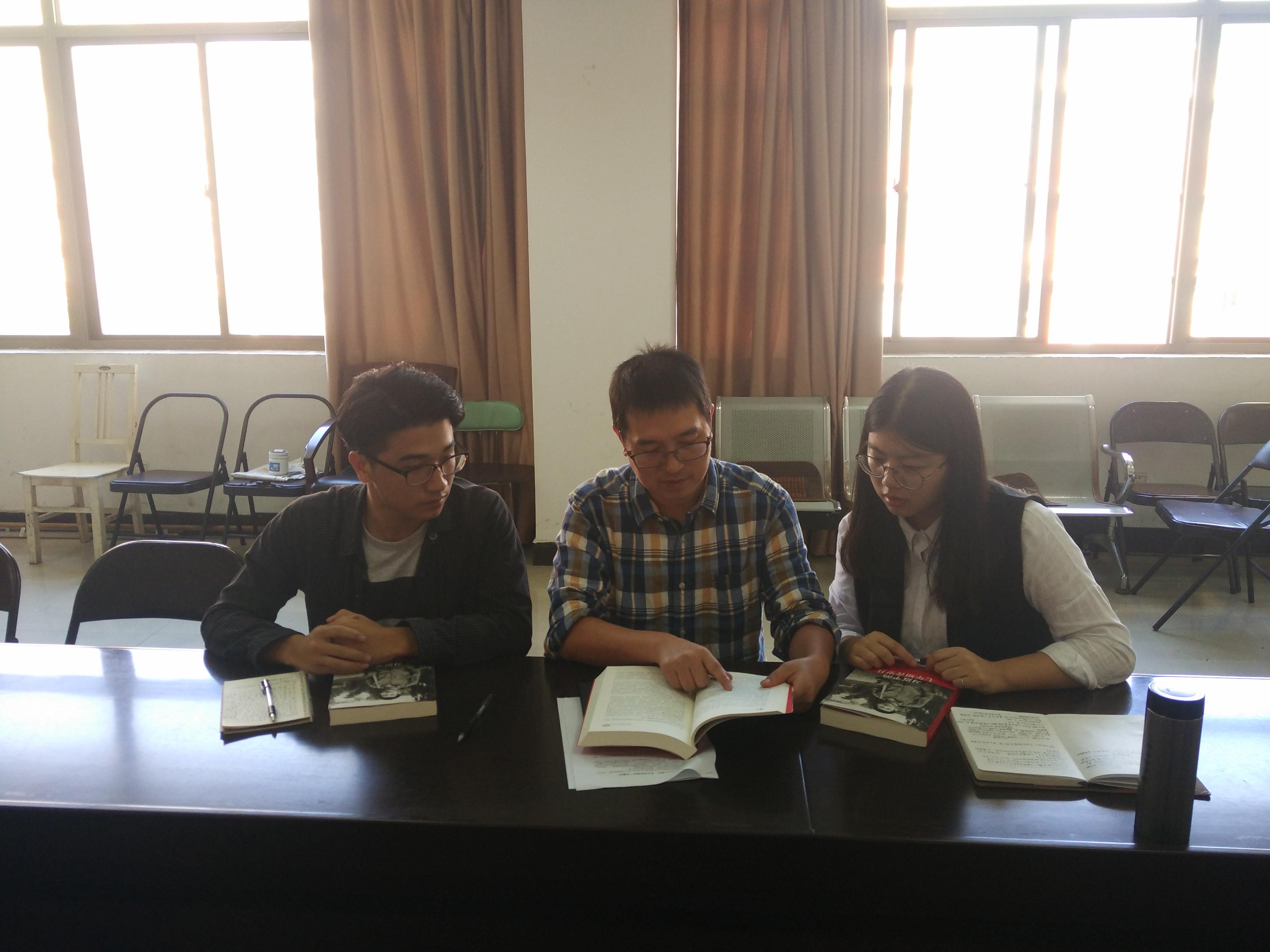 经管学院何守超书记与学生党员共读共学.JPG
