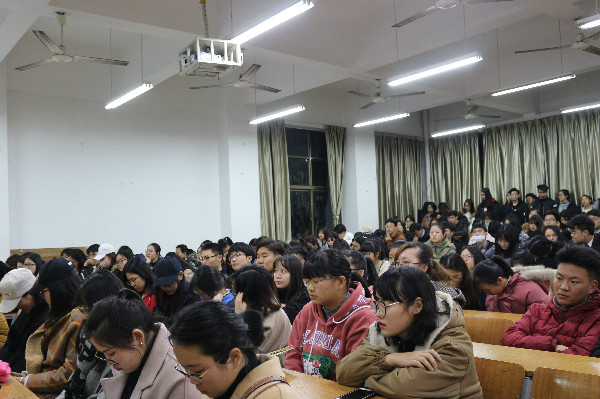 各入党积极分子认真听讲.jpg