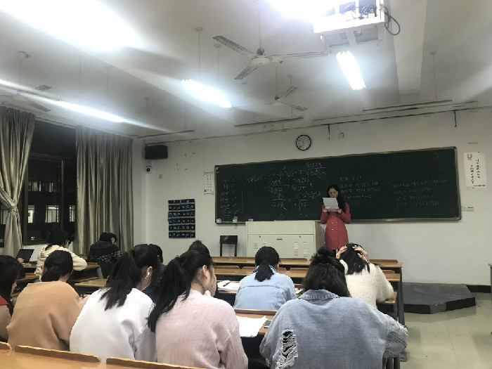 同学们认真阅读倡议书.jpg