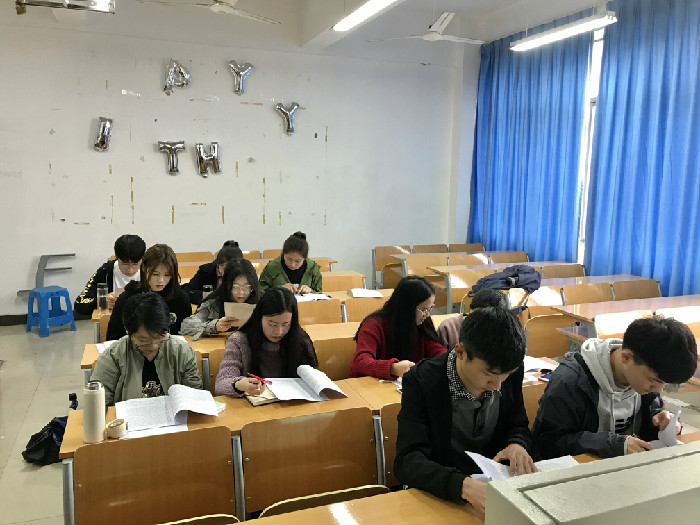 各学生党员学习关于宪法修正案的内容.jpg