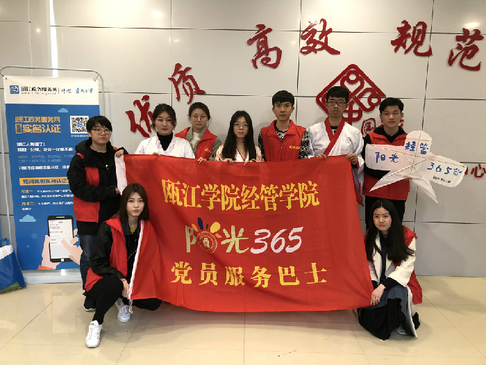 学生党员合影.jpg