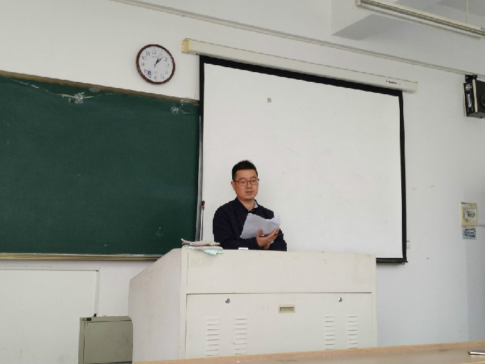 何书记做报告.jpg