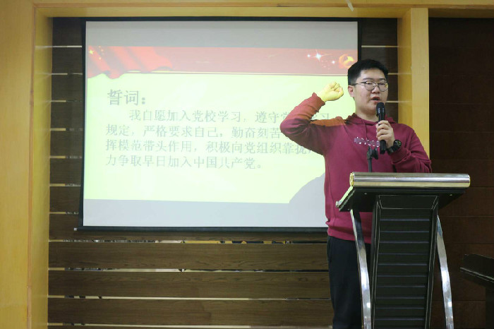 学生代表宣誓.jpg