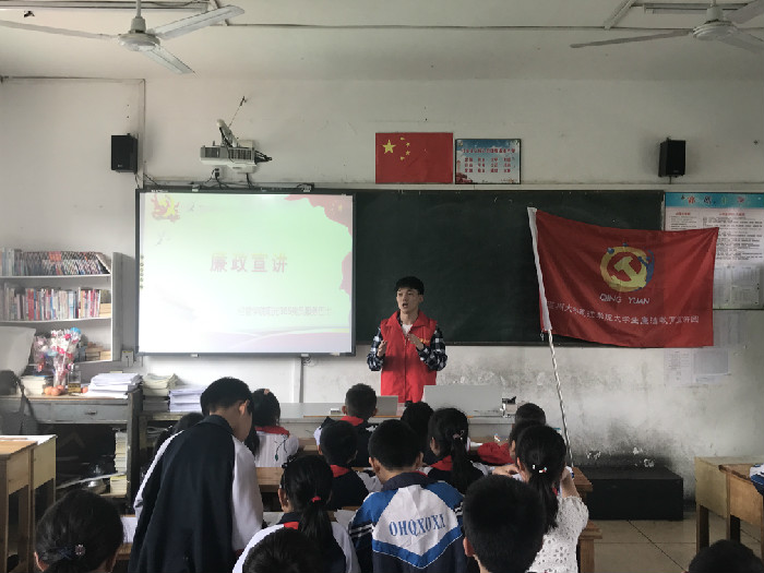 学生党员进行廉洁宣讲.jpg