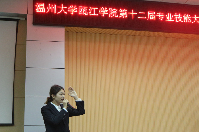队员在做ppt演讲.JPG