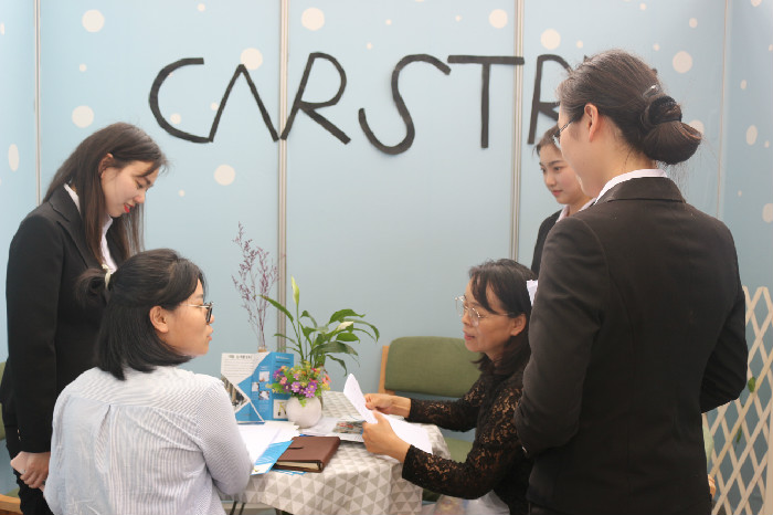 裁判老师做产品考察.JPG