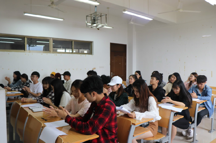 同学们鼓掌.jpg