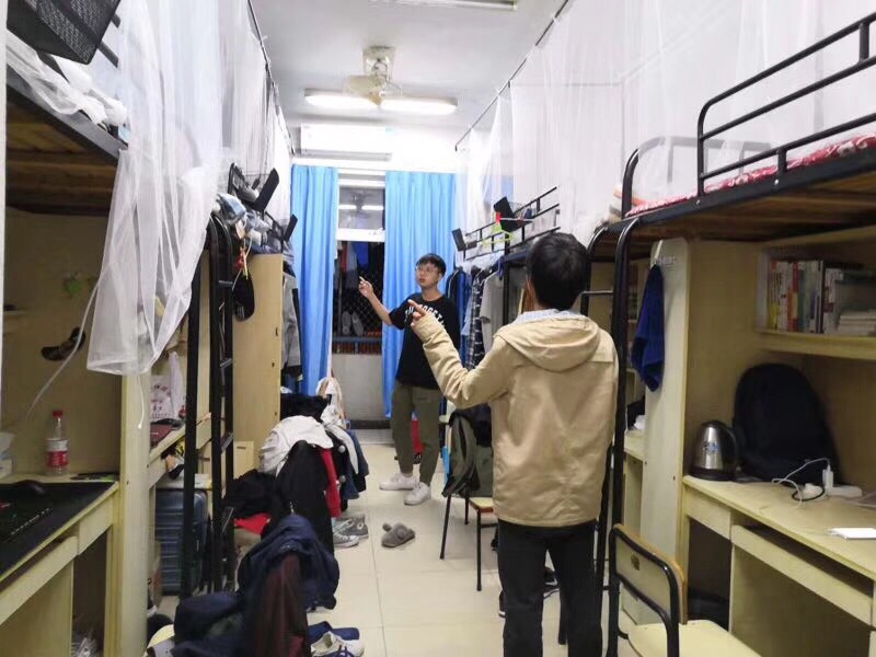 洪东昱老师认真核查人数.jpg