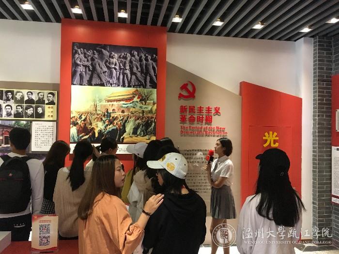 讲解员为新生讲解