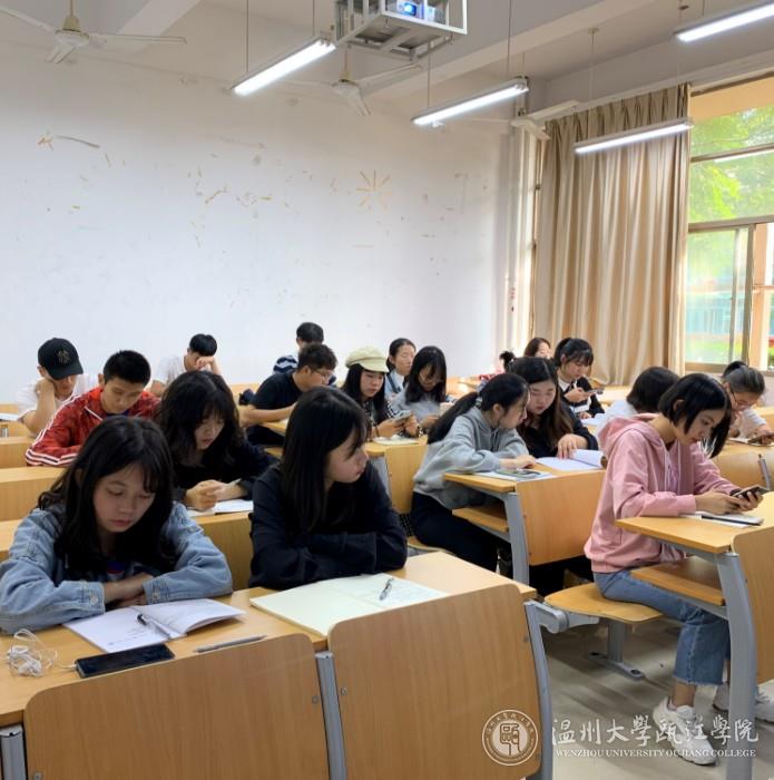 团支书认真听讲.jpg
