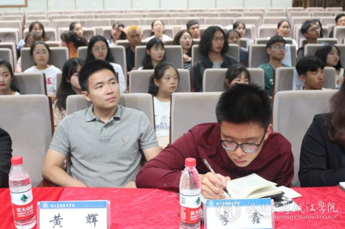 出席会议老师.JPG