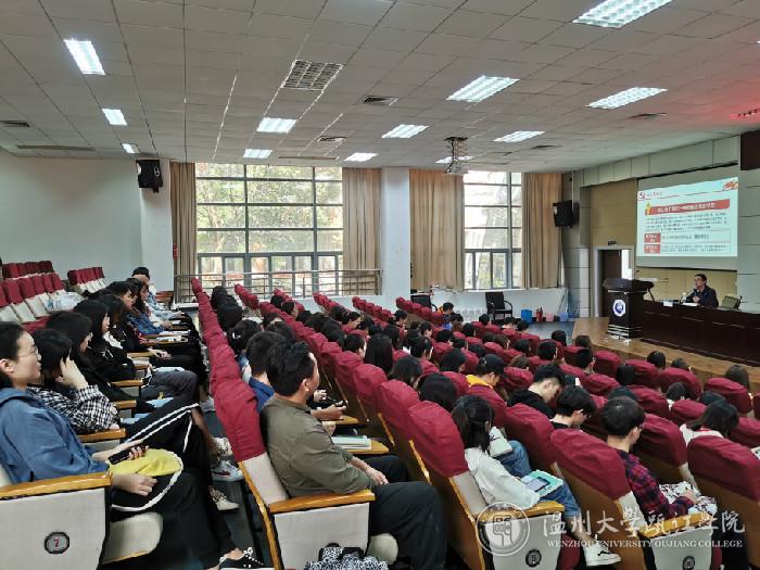 学生认真听讲.jpg
