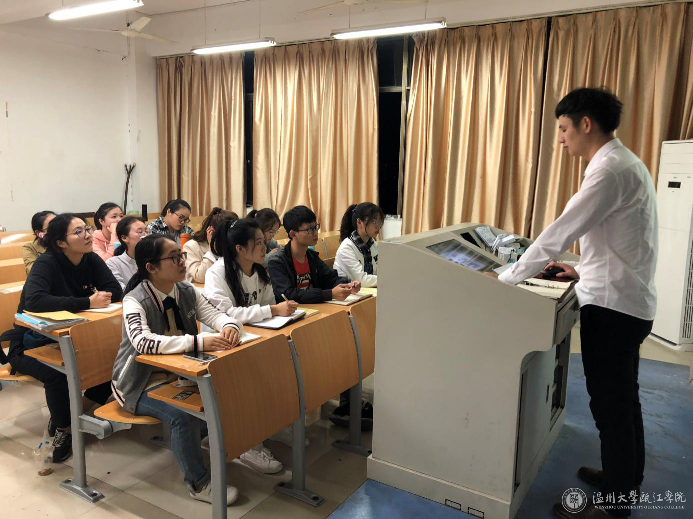廉洁教育党课.png
