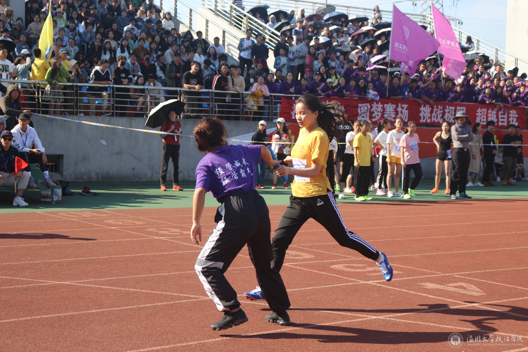 女子4x400接力交棒瞬间.png