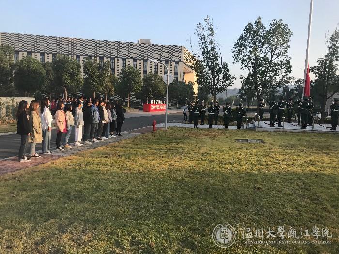 学生党员观看升旗仪式.jpg
