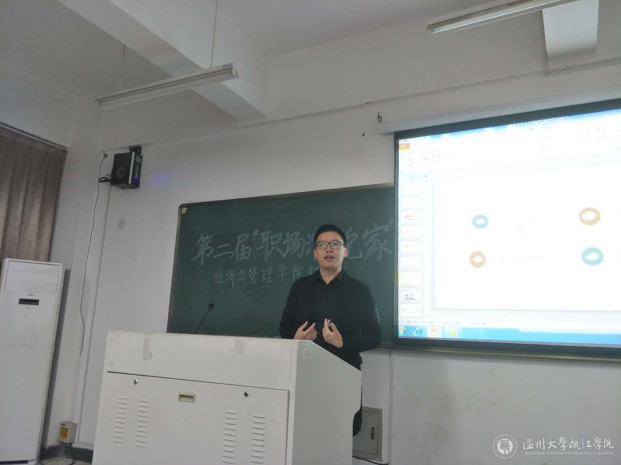 李鑫老师进行点评，并为选手们传授演讲技巧.png