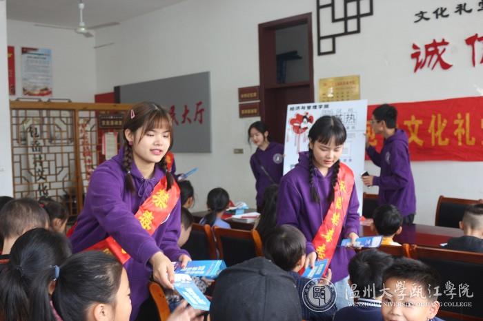学生干部下发宣传资料.jpg