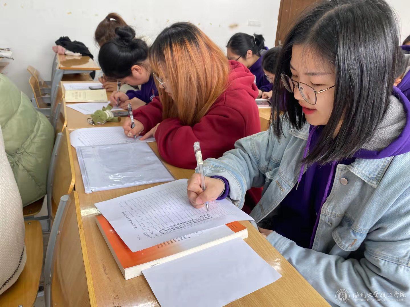 学生党员进行评定议程.jpg