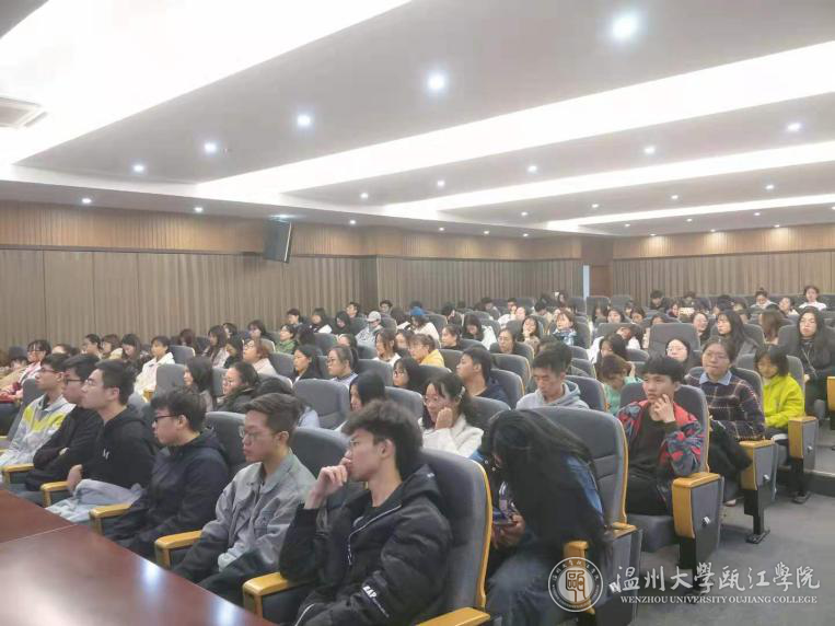 学生们认真听讲.png