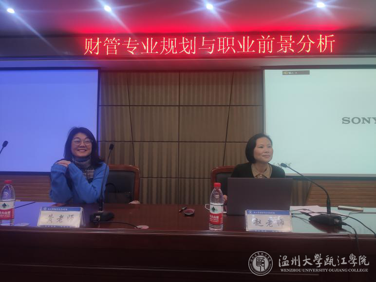 黄老师和赵老师耐心解答同学们的困惑.png