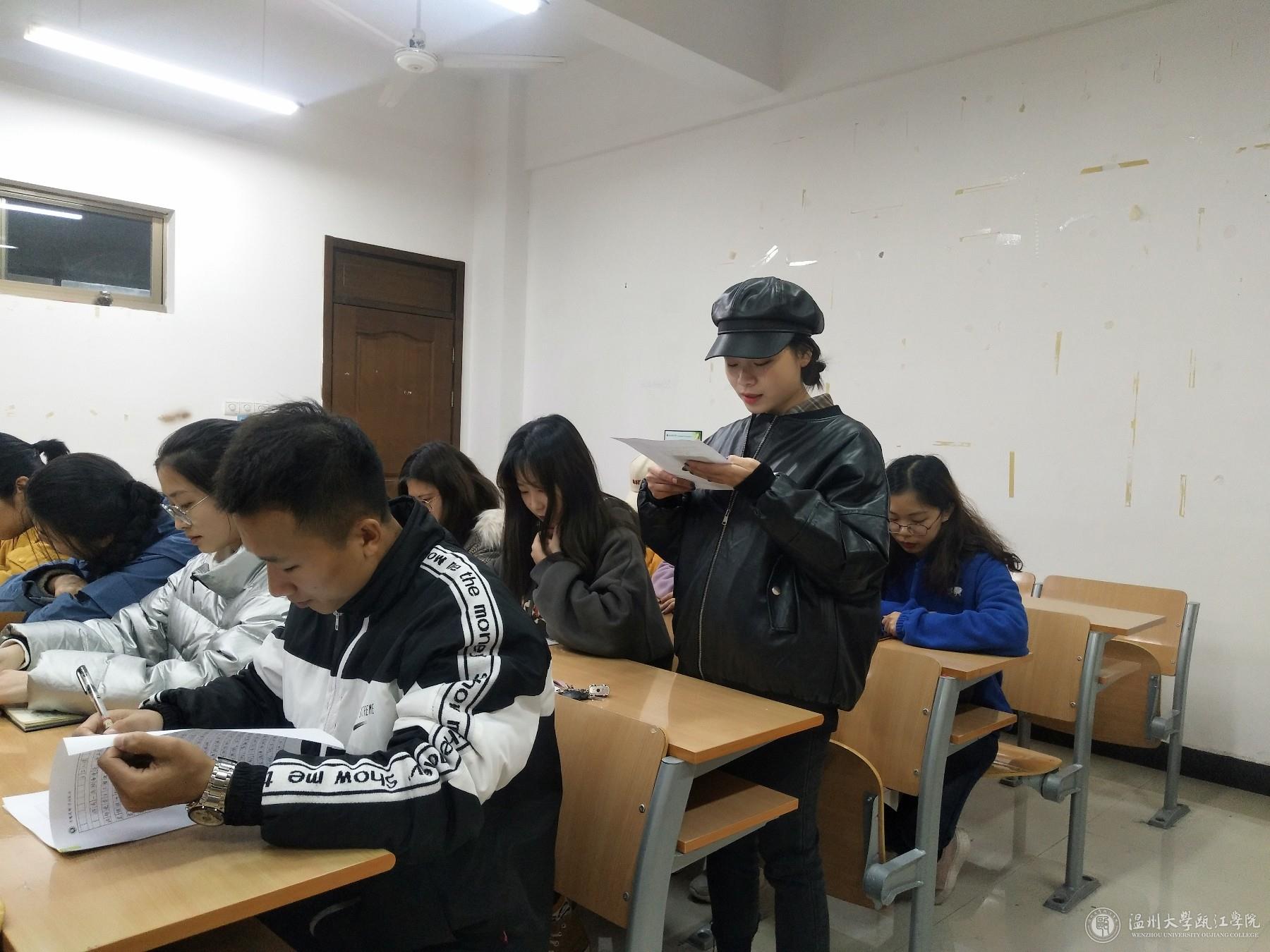 介绍人宣读考察情况.jpg