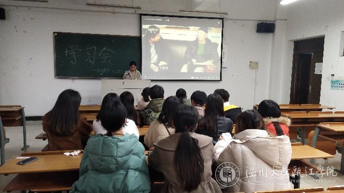 党员同志们观看卢永根同志的视频.jpg