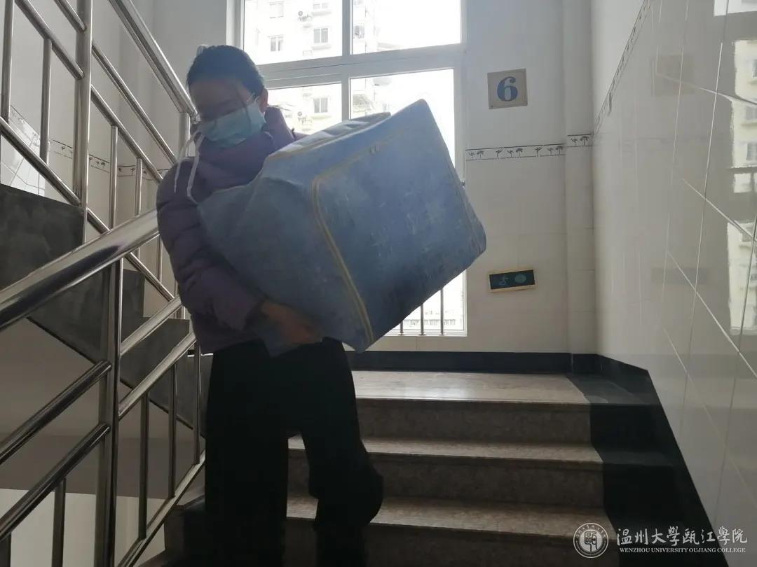 李畅一个人将包裹从六楼搬运下来.jpg