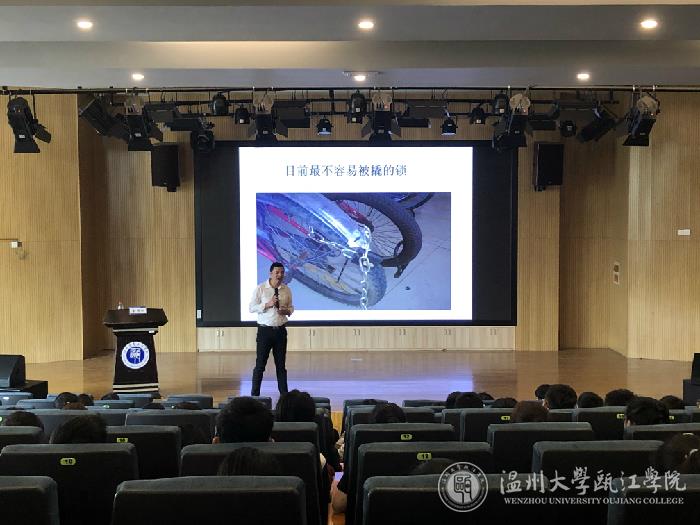 学生认真听课.jpeg