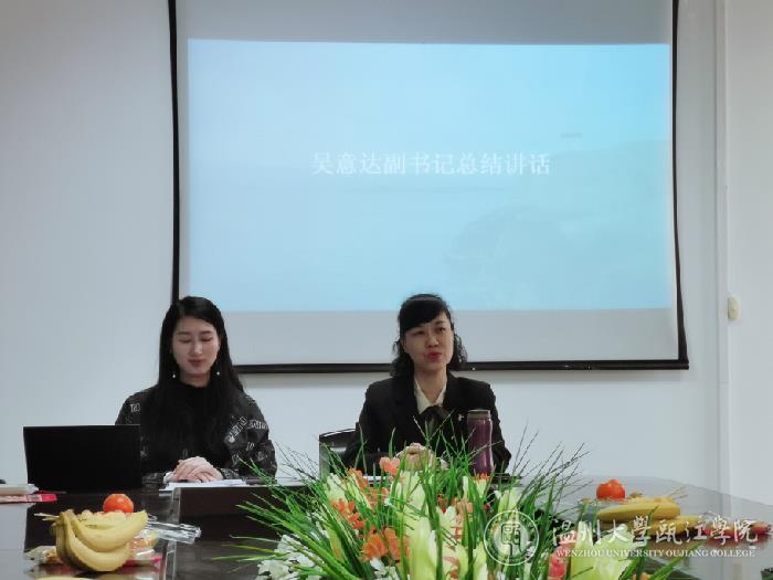 吴书记现场讲解资助工作.jpg