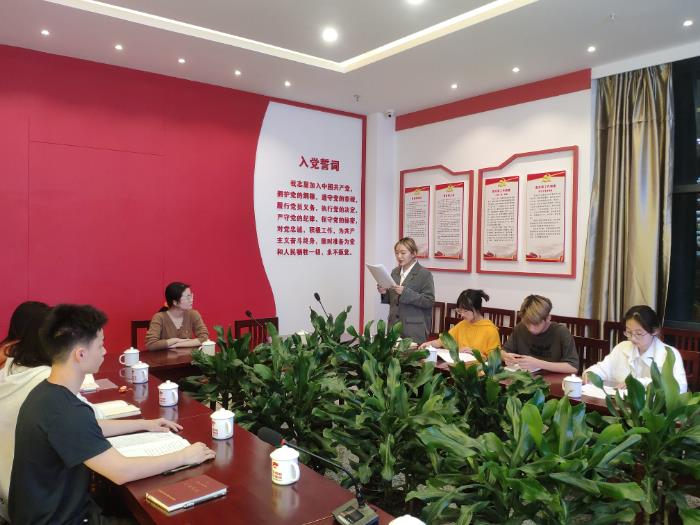 宣读《入党志愿书》.jpg