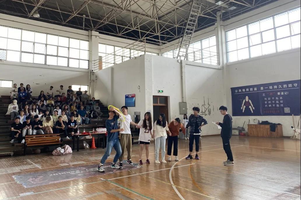 3.默契配合，传递五彩呼啦圈.jpg