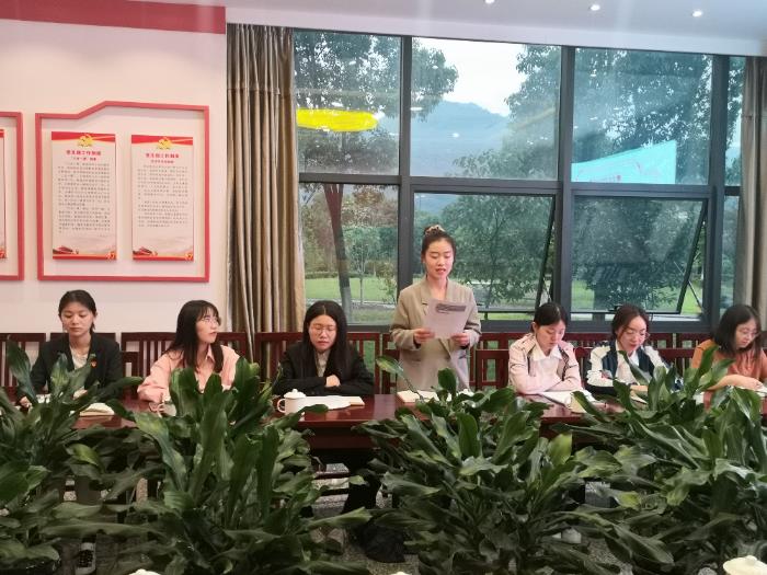 徐璐菲同志宣读《入党志愿书》.jpg