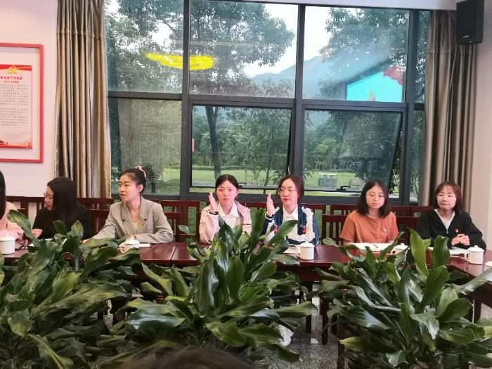 与会正式党员举手表决.jpg