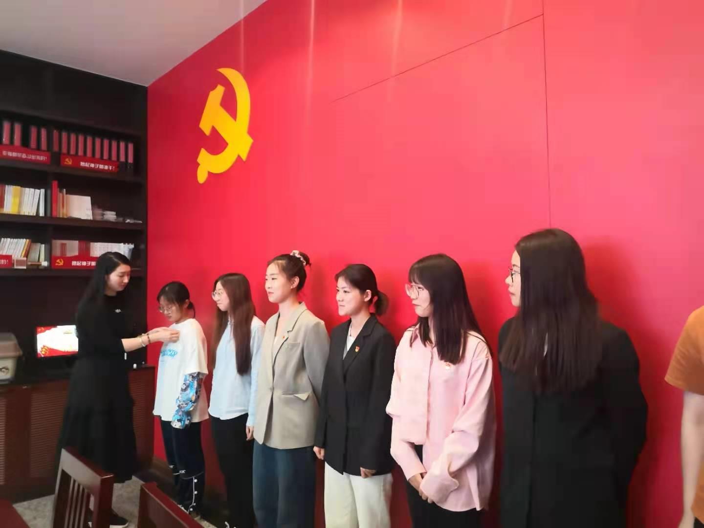 支部书记为新同志佩戴党徽.jpg