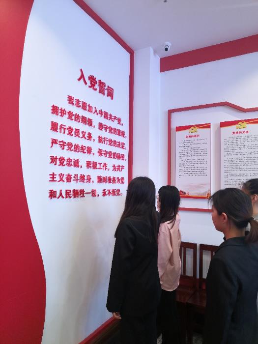 新同志读入党誓词宣誓.jpg