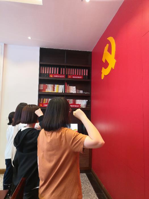 新同志对党旗宣誓.jpg