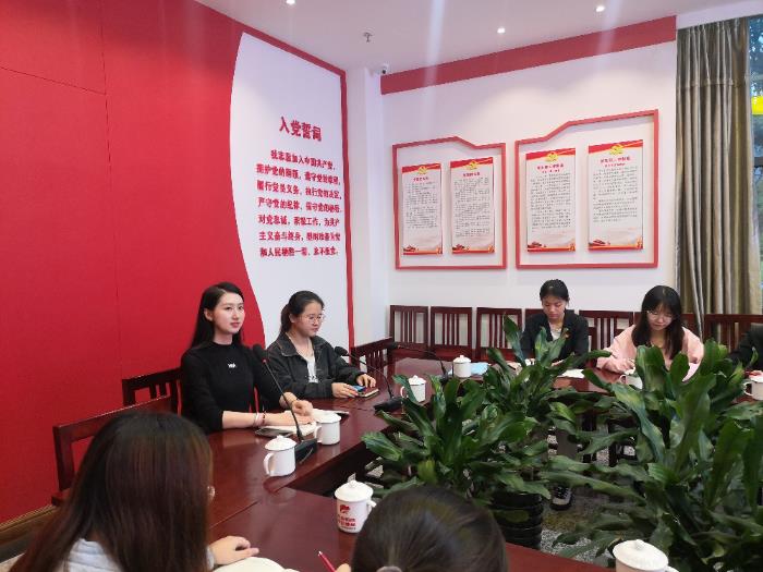 蒋佳灵同学进行学习会分享.jpg