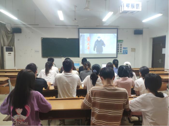 2.支部全体党员观看影片《黄大年》（第2段后）.jpg