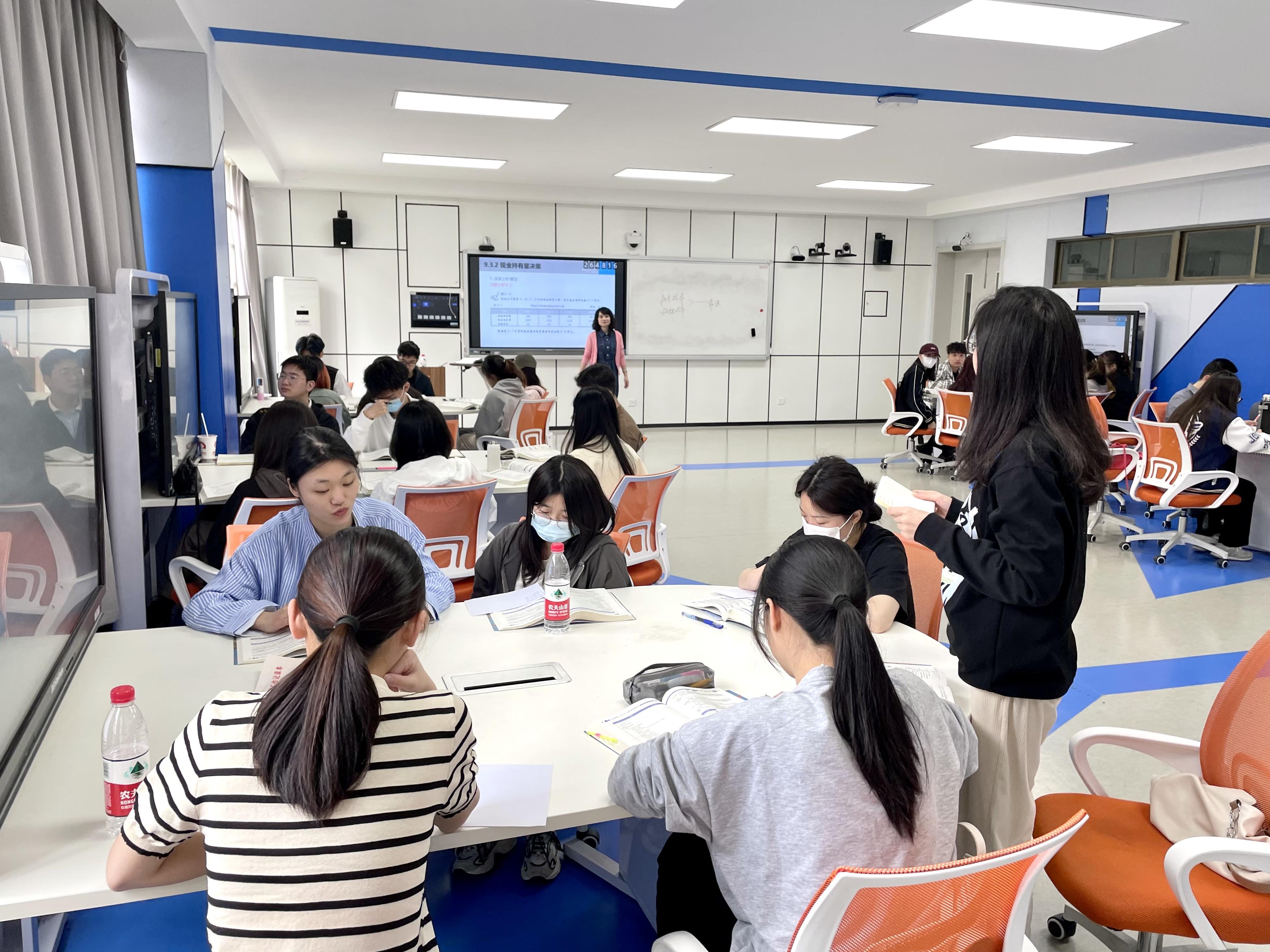 学生互动.jpg
